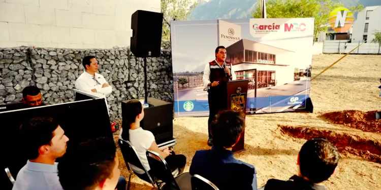En-GarciaAnuncia-Manuel-Guerra-Cavazos-la-construccion-del-primer-Starbucks-con-doble-drive-thru