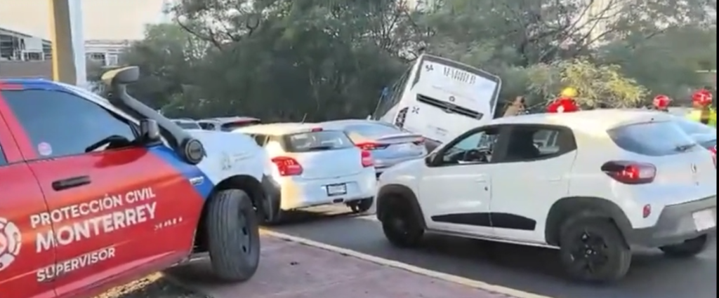 accidente vial - PUNTO DE ENCUENTRO accidente-vial-Puente-Atirantado-camión-volcado-Protección-Civil