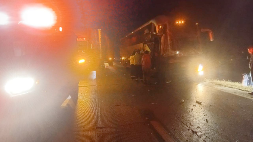 choque-de-camión-accidente-vial-carretera-57-galeana-omnibus
