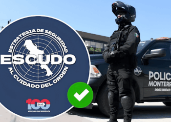 Monterrey police officer in tactical gear standing next to a patrol SUV with 'POLICÍA MONTERREY' branding; a large circular Esquuo badge overlays the scene with a green checkmark.