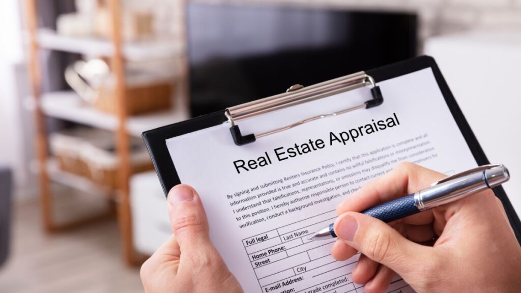 precio-real-de-una-propiedad-quantium-desarrollos - PUNTO DE ENCUENTRO Clipboard with a Real Estate Appraisal form being filled out with a blue pen on it